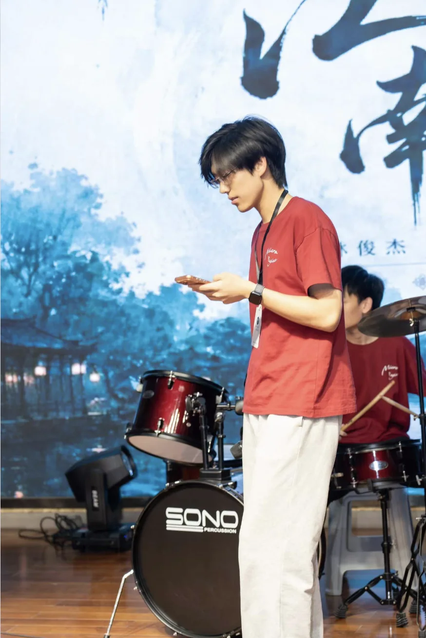 LaoChou 在 MicroEngine LiveHouse 舞台上参与演出